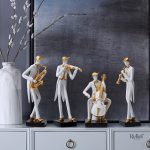 Sculpture représentant un homme musicien stylisé