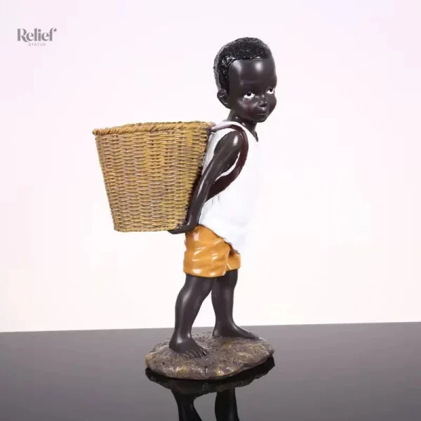 Statue noire traditionnelle d'inspiration africaine