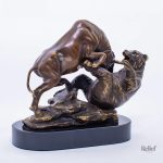 Statue Taureau en bronze représentant une attaque sur un ours
