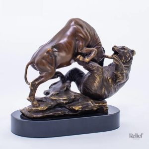 Statue Taureau en bronze représentant une attaque sur un ours