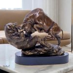 Sculpture en bronze de taureau en position d'attaque