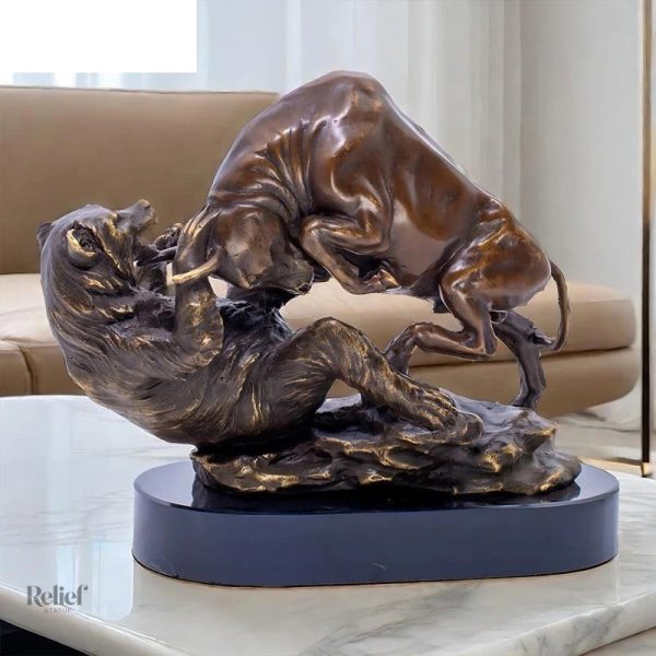 Sculpture en bronze de taureau en position d'attaque