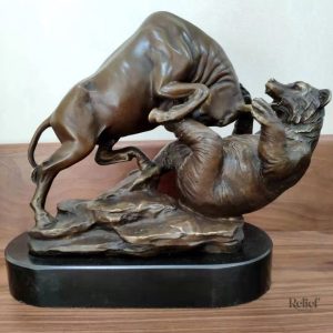 Statue en bronze d'un taureau luttant contre un ours