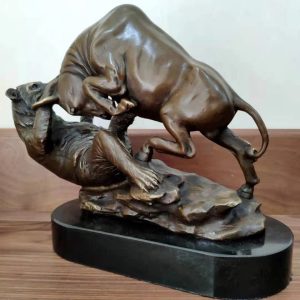 Représentation d'un taureau en bronze sur le point d'attaquer