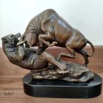 Art en bronze : taureau affrontant un ours dans une scène dynamique