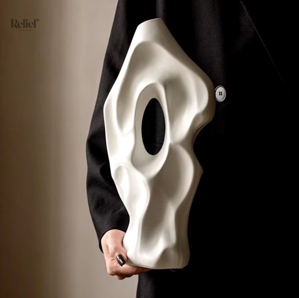 Vase en céramique blanc, design abstrait élégant
