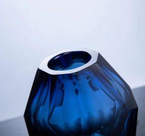 Sculpture en verre bleu en forme de diamant, 19 cm