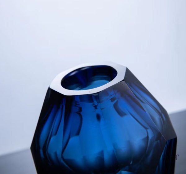 Sculpture en verre bleu en forme de diamant, 19 cm
