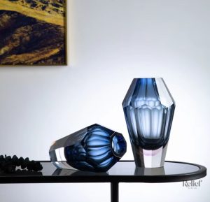 Vase en verre bleu, design géométrique élégant