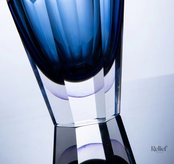 Objet décoratif en verre bleu, taille 19 cm, design unique