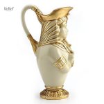 Objet d'art égyptien : vase canope avec motif pharaonique