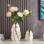 Vase décoratif en céramique avec motif de feuilles dorées