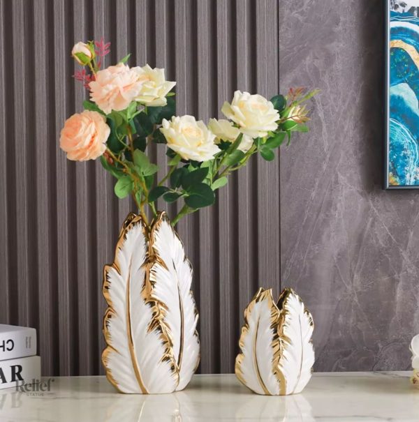 Vase décoratif en céramique avec motif de feuilles dorées