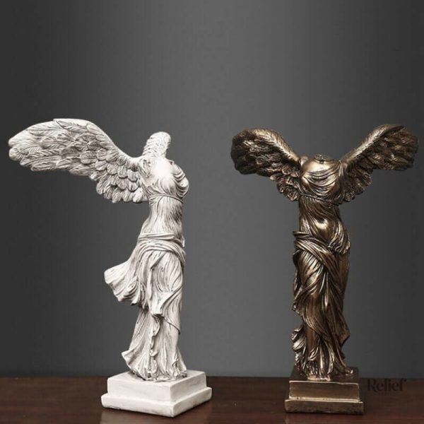 Statue grecque inspirée de la Victoire de Samothrace, bronze