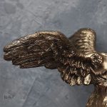Sculpture antique Victoire de Samothrace, style grec, couleur bronze